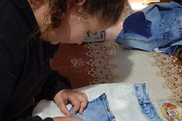 Projeto sustent&aacute;vel transforma sacos de gr&atilde;os e ra&ccedil;&atilde;o em ecobags em escola de Taquara