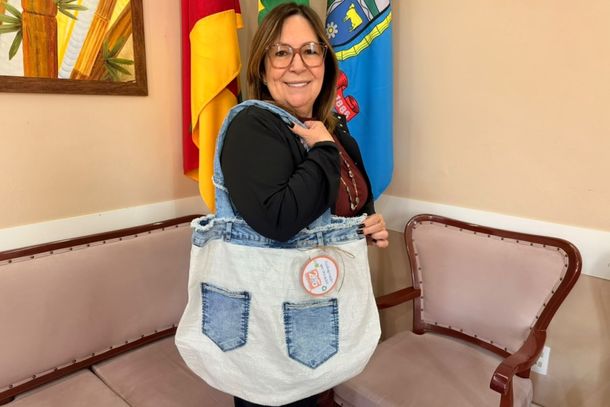 Projeto sustent&aacute;vel transforma sacos de gr&atilde;os e ra&ccedil;&atilde;o em ecobags em escola de Taquara