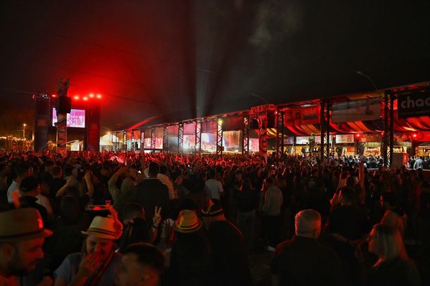 Simone Mendes abre shows nacionais da 37&ordf; Oktober de Igrejinha com sucessos do sertanejo