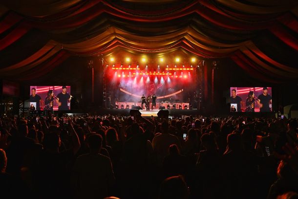 Simone Mendes abre shows nacionais da 37&ordf; Oktober de Igrejinha com sucessos do sertanejo