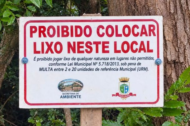 Prefeitura de Taquara limpa ponto de descarte irregular de lixo no acesso a Entrepelado