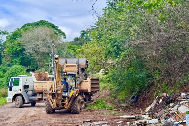 Prefeitura de Taquara limpa ponto de descarte irregular de lixo no acesso a Entrepelado