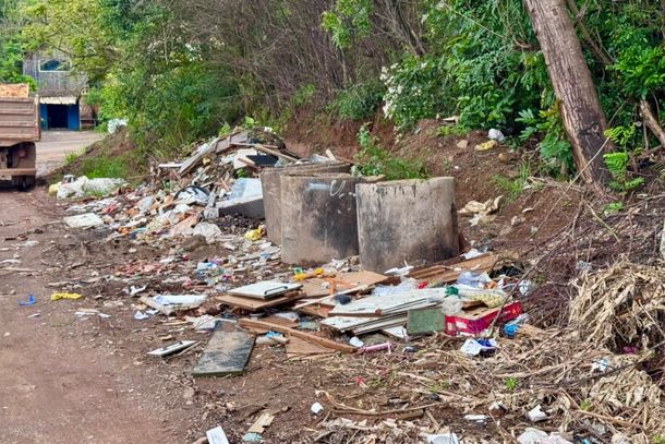 Prefeitura de Taquara limpa ponto de descarte irregular de lixo no acesso a Entrepelado