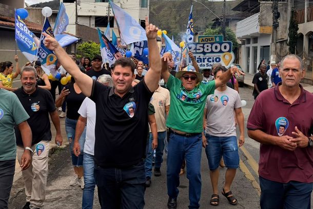M&aacute;rcio Lima re&uacute;ne centenas de apoiadores em caminhada pelas ruas de Tim&oacute;teo