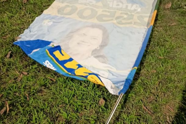 Materiais de campanha de Ros&acirc;ngela Reis sofrem vandalismo em bairros de Tim&oacute;teo