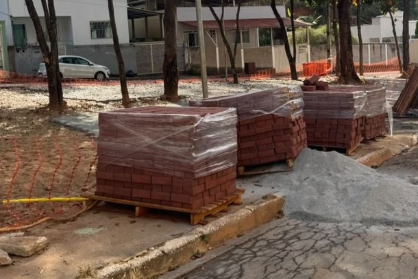 Parceria parlamentar garante a constru&ccedil;&atilde;o de duas pra&ccedil;as em Santana do Para&iacute;so