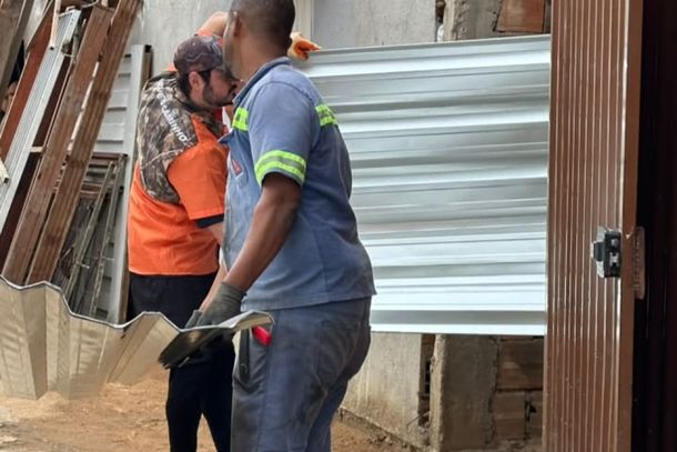 Prefeitura de Tim&oacute;teo inicia entrega de telhas para 250 fam&iacute;lias atingidas por chuva