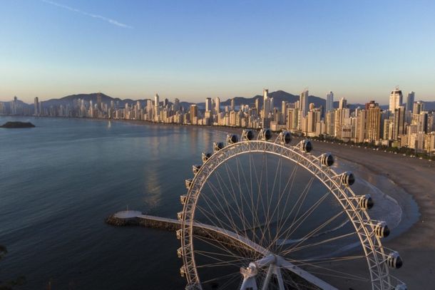 Prefeita destaca impacto dos arranha-c&eacute;us na economia e nas contas p&uacute;blicas de Balne&aacute;rio Cambori&uacute;