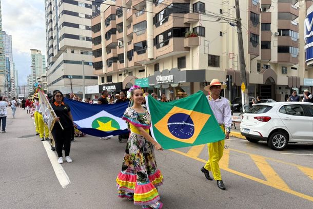 Desfile multicultural marca abertura do 9&ordm; Encontro Internacional de Etnias em Itapema