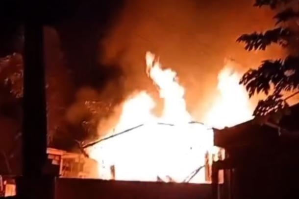 Inc&ecirc;ndio atinge casa no Centro de Penha e mobiliza equipes de emerg&ecirc;ncia