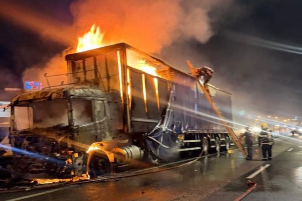 Inc&ecirc;ndio em carreta na BR-101 em Itapema