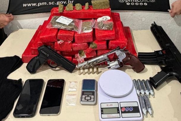 Dois homens s&atilde;o presos com quase 20 kg de maconha em apartamento em Itapema