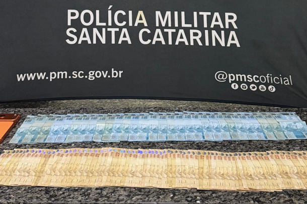 Policiais apreenderam aparelhos celulares e dinheiro em esp&eacute;cie