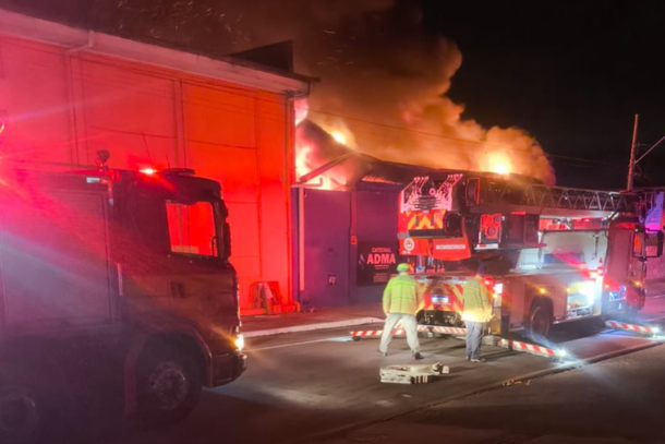 Apag&atilde;o causado por fios rompidos termina em inc&ecirc;ndio e destr&oacute;i igreja em BC