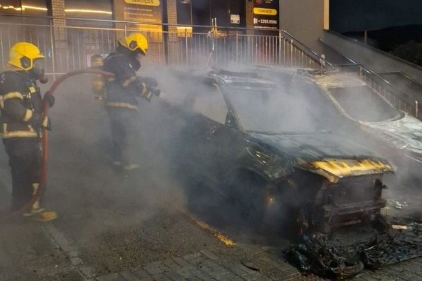 Inc&ecirc;ndio atinge duas viaturas do Departamento de Tr&acirc;nsito de Bombinhas durante a madrugada
