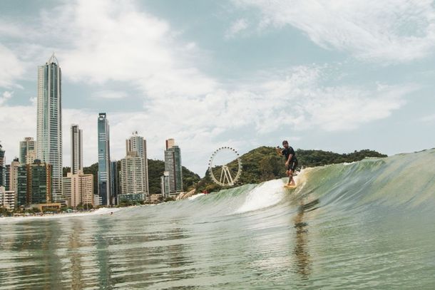 Na foto, o surfista Josimar Pita