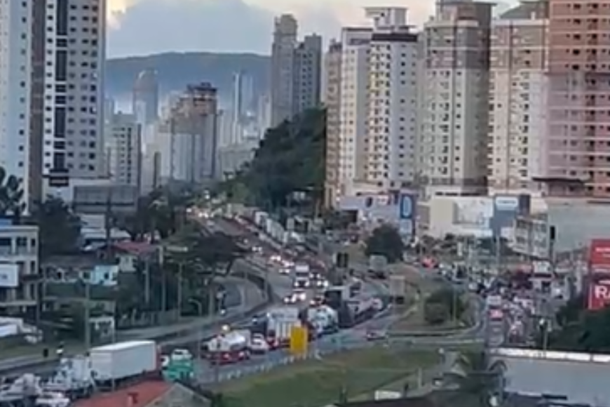 Caminh&otilde;es parados na BR-101 causam 4 km de fila e lentid&atilde;o em Itapema