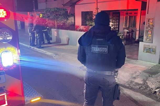 Casa pega fogo durante a madrugada em Balne&aacute;rio Cambori&uacute;
