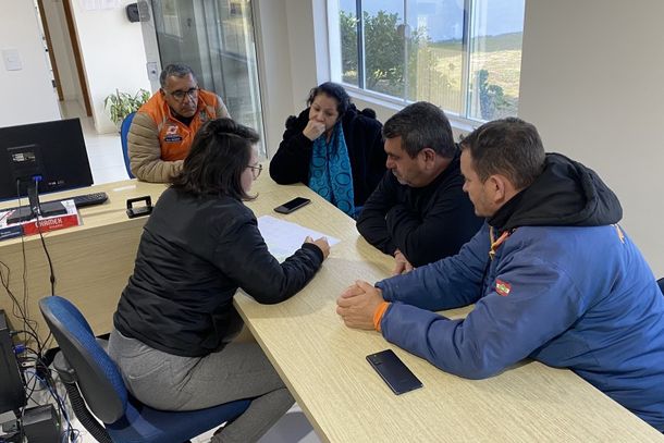 Defesa Civil apresenta projeto de conten&ccedil;&atilde;o em &aacute;rea ao lado de escola no bairro Ara&ccedil;&aacute; em Porto Belo