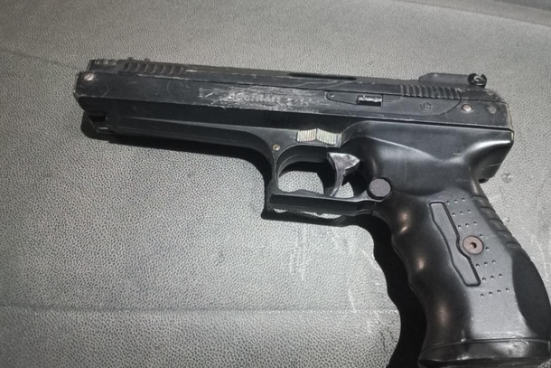Homem &eacute; detido ap&oacute;s amea&ccedil;ar pessoas com simulacro de arma em conveni&ecirc;ncia de Porto Belo