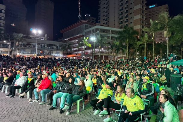 Pra&ccedil;a da Paz re&uacute;ne torcedores e celebra classifica&ccedil;&atilde;o do Brasil na Copa do Mundo