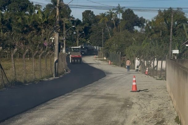 Mais um trecho da Estrada Geral do Sert&atilde;o do Trombudo recebe pavimenta&ccedil;&atilde;o asf&aacute;ltica em Itapema