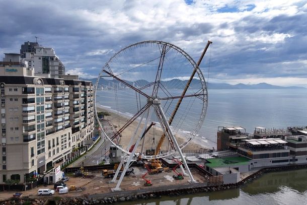 Roda-gigante It! Wheel conclui montagem do aro principal e avan&ccedil;a para nova fase das obras em Itapema