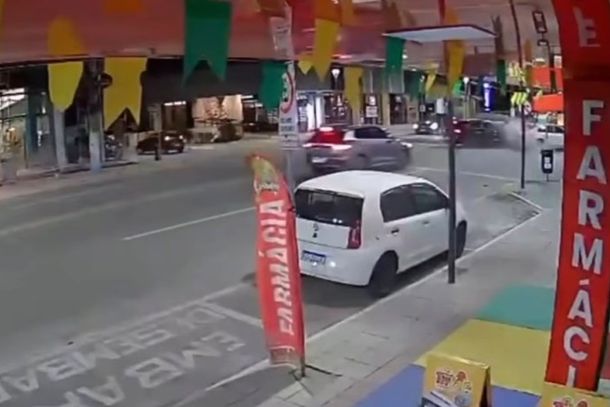 Carro em alta velocidade bate na traseira de ve&iacute;culo na Meia Praia, em Itapema
