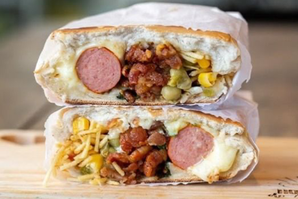 Desde 2019 conquistando paladares com hamb&uacute;rgueres deliciosos, o Chapeleiro Maluco chega ao Balne&aacute;rio Taste Festival com uma nova proposta: defuma&ccedil;&atilde;o e BBQ. Uma reinven&ccedil;&atilde;o culin&aacute;ria que promete surpreender quem j&aacute; &eacute; f&atilde; da casa, e conquistar quem est&aacute; provando pela primeira vez.