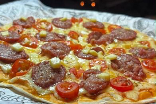 A Road Pizza chega ao Balne&aacute;rio Taste Festival com o que faz de melhor: pizzas artesanais de massa fina e crocante, assadas na hora. Presen&ccedil;a garantida em eventos de rua, festivais de cerveja artesanal e parques por todo o pa&iacute;s, a marca traz ao festival o sabor de Lingui&ccedil;a e queijo Coalho; uma combina&ccedil;&atilde;o que j&aacute; &eacute; queridinha do p&uacute;blico.