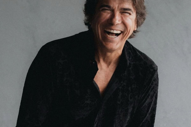 Milton Guedes integrou a banda de Lulu Santos por muitos anos, participando de turn&ecirc;s e projetos importantes. &ldquo;Milton Canta Lulu&rdquo; &eacute; um encontro entre duas trajet&oacute;rias que se cruzam na hist&oacute;ria do pop nacional. Um tributo feito por quem viveu essa m&uacute;sica de dentro do palco.