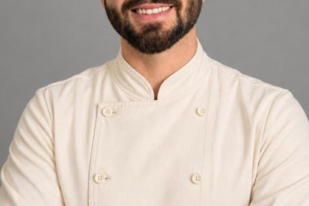 Formado em Gastronomia e queijista especializado pela Associa&ccedil;&atilde;o Comer Queijo, &Iacute;caro Argenta soma mais de seis anos de estrada no universo gastron&ocirc;mico. Para o Balne&aacute;rio Taste Festival, ele assina uma cria&ccedil;&atilde;o exclusiva: o "Ouro Crocante&rdquo;, um crocante de coalho envolto em redu&ccedil;&atilde;o de vinho no melado.