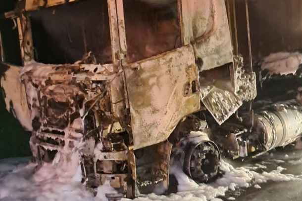 Carreta pega fogo na BR-101 em Itapema