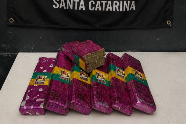 Dois homens s&atilde;o presos com 6 kg de maconha em Itaja&iacute;