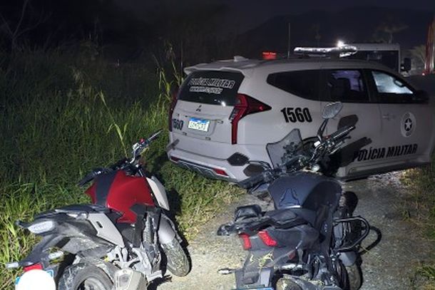 Pol&iacute;cia Militar recupera duas motocicletas furtadas em &aacute;rea de mata &agrave;s margens da BR-101, em Cambori&uacute;