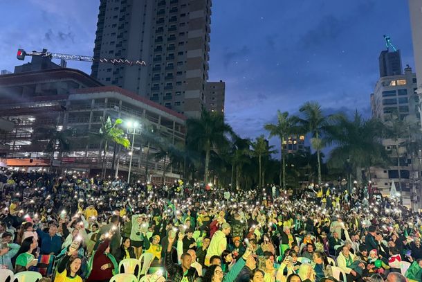 P&uacute;blico recorde marca encerramento das transmiss&otilde;es da Copa na Pra&ccedil;a da Paz, em Itapema