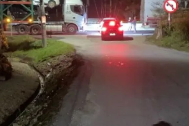 Moto cai na pista e dois homens morrem ap&oacute;s serem atingidos por caminh&atilde;o na SC-486 em Itaja&iacute; 