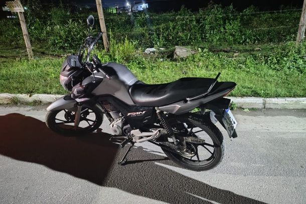 PM recupera motocicleta furtada abandonada em garagem de condom&iacute;nio em Cambori&uacute;