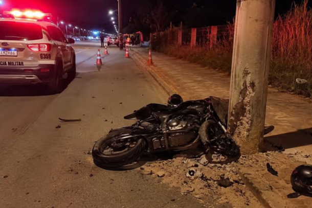 Motociclista morre ap&oacute;s colidir contra poste durante a madrugada em Porto Belo