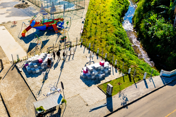 Pra&ccedil;a V&aacute;rzea, em Itapema, foi urbanizada pela ZAH Empreendimentos por meio do programa "Adote uma &Aacute;rea P&uacute;blica". O espa&ccedil;o recebeu mobili&aacute;rio urbano, academia ao ar livre, paisagismo e elementos arquitet&ocirc;nicos inspirados na identidade do bairro. 