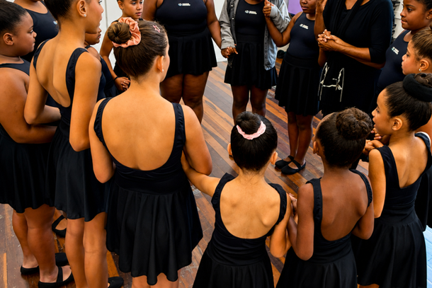 Casa Cidades Invis&iacute;veis promove iniciativas que ampliam o acesso &agrave; cultura, &agrave; educa&ccedil;&atilde;o e ao desenvolvimento humano em territ&oacute;rios de maior vulnerabilidade social. O Sambal&eacute; integra esse conjunto de a&ccedil;&otilde;es que fortalecem talentos, v&iacute;nculos e oportunidades para crian&ccedil;as e adolescentes. Foto: Divulga&ccedil;&atilde;o/Casa Cidades Invis&iacute;veis. 
