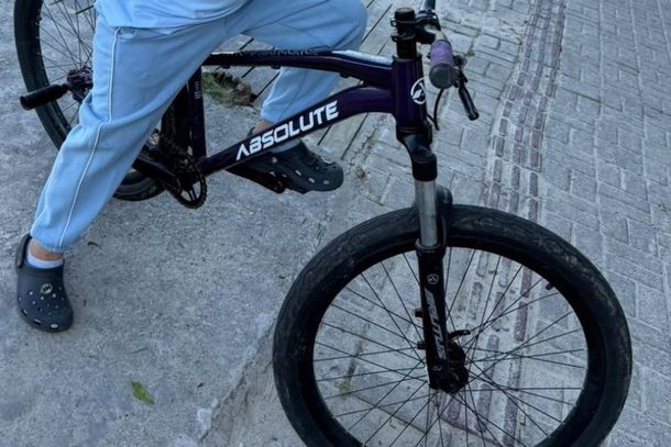 V&iacute;deo: Homem leva bicicleta de crian&ccedil;a de 7 anos enquanto brincava com amigos na Rua 295