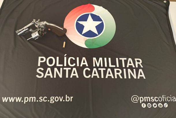 Arma apreendida com o suspeito