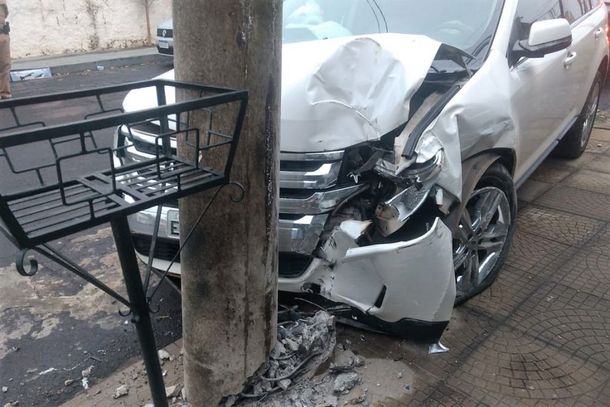 Carro bate no poste no centro de Jacarezinho e o motorista n&atilde;o &eacute; encontrado