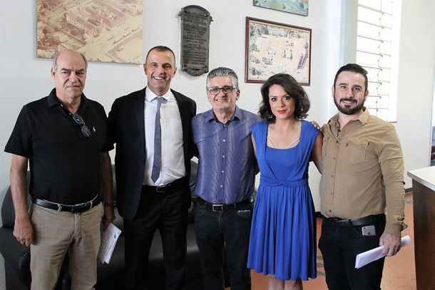 O chefe de gabinete da Prefeitura de Jacarezinho Am&eacute;rico Alves Pereira, o CEO da Forrest Innovations Nitzan Paldi, o prefeito de Jacarezinho S&eacute;rgio Faria, a diretora da Forrest Brasil Elaine Paldi e o secret&aacute;rio municipal de Sa&uacute;de Marcelo Nascimento e Silva.