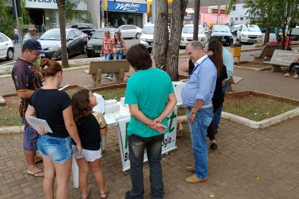 Forrest Brasil faz exposi&ccedil;&atilde;o de mosquitos machos est&eacute;reis na pra&ccedil;a Rui Barbosa