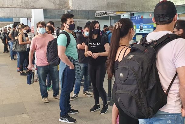 Rodovi&aacute;ria de Curitiba ficou lotada com candidatos que chegaram &agrave; cidade para a prova