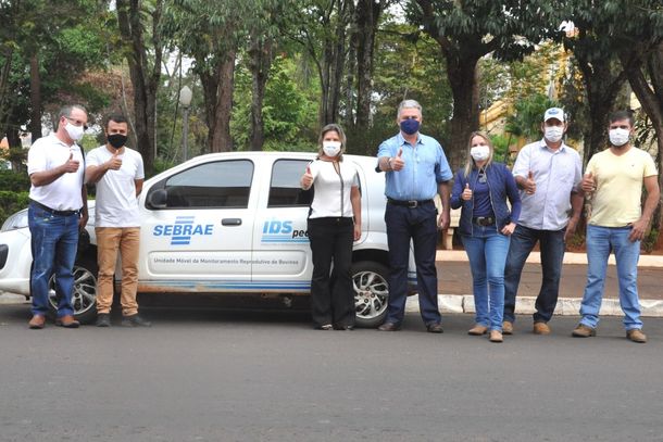 O secret&aacute;rio Celso (esq.), o vereador, Caio Silv&eacute;rio, a vice- prefeita, Ana, o prefeito, Bonato, a veterin&aacute;ria Renata e os produtores de leite Paulo S&eacute;rgio Buchud e Jo&atilde;o Paulo Bonato.