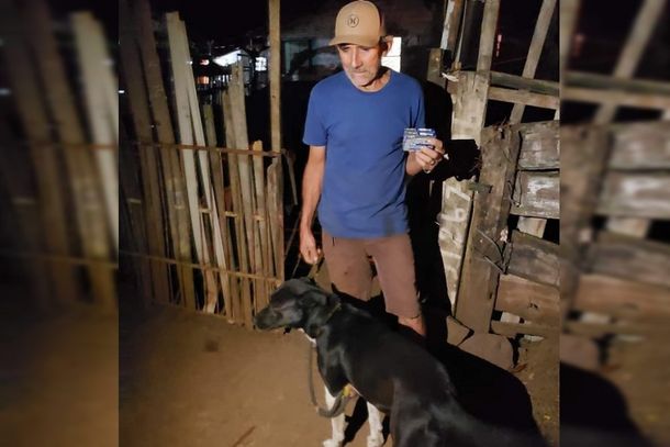 Sr. Ant&ocirc;nio recolhe reciclagem em Jacarezinho e est&aacute; sentindo muita falta do seu fiel companheiro