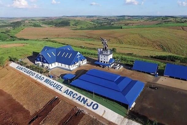 O Santu&aacute;rio S&atilde;o Miguel Arcanjo em Bandeirantes PR &eacute; considerado o terceiro maior do mundo dedicado ao santo